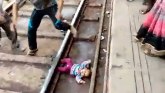 Indija: Beba preživela pad pod voz