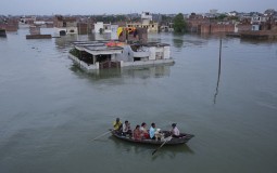
					Indija: Najmanje 300 ljudi poginulo u poplavama 
					
									