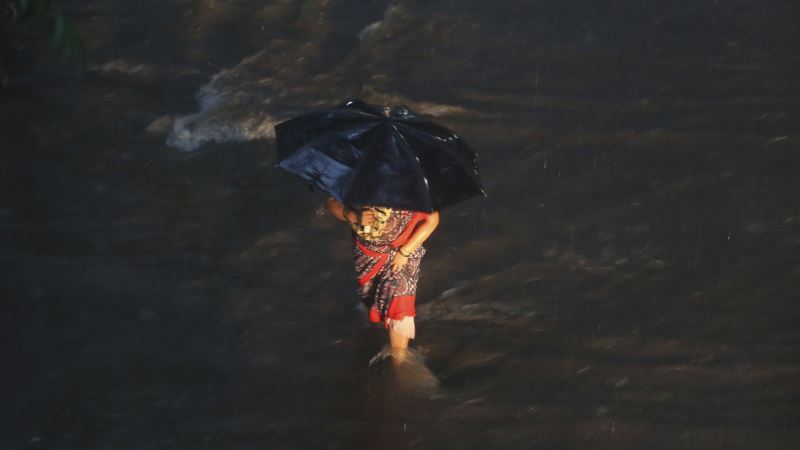 Indija: Evakuisano 700 ljudi iz poplavljenog voza 