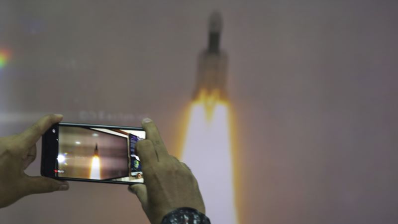 Indija izgubila kontakt sa svemirskom letelicom pre sletanja na Mesec
