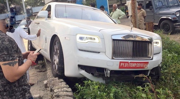 Indijac razbio Rolls-Royce Ghost čim je izašao iz salona