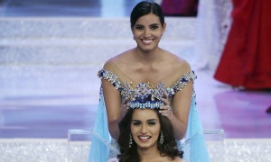 Indijka Manuši Čhilar (20) pobednica je izbora za Mis sveta 2017. godine.