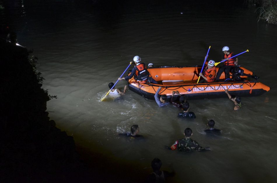Indonezija: 11 učenika se utopilo u reci na školskom izletu