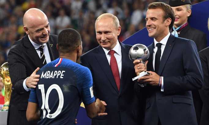Infantino predao trofej, Putin podelio medalje
