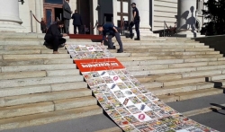 Inicijativa Ne davimo Beograd razvila tepih laži ispred Skupštine Srbije (VIDEO)
