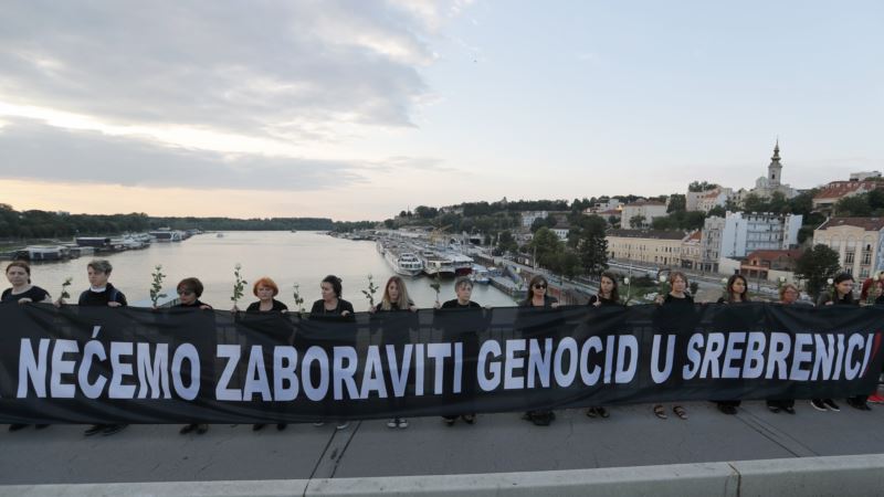 Inicijativa mladih odala počast žrtvama u Srebrenici, kontramiting razdvajao kordon policije