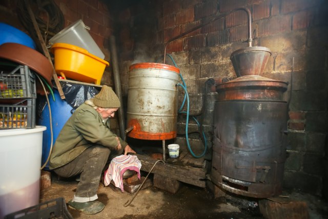 Inspektori štite zdravlje naroda: Uništili 560 litara rakije bez deklaracije