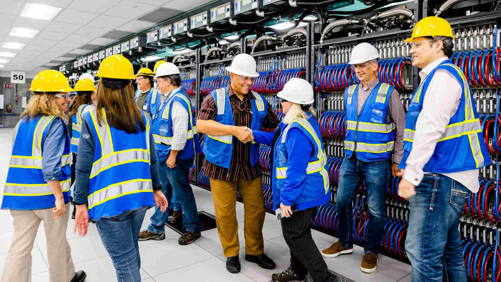 Intel superkompjuter Aurora spreman za rad, velik kao dva košarkaška terena