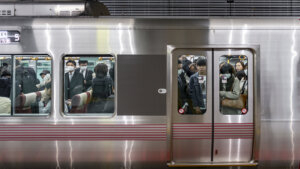 Internetom kruži snimak jutarnjeg odlaska ljudi na posao u Japanu – i prosto je neverovatan
