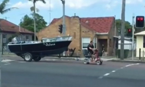Invalidskim skuterom vukao ribarski brod. Policija ne zna koju kaznu da mu naplati