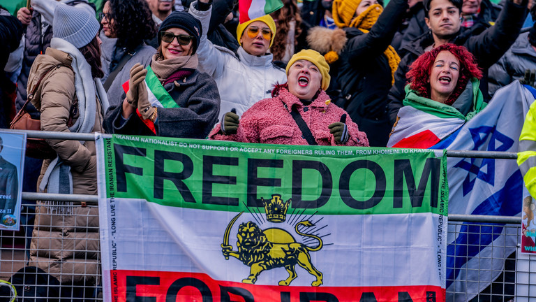 Iran isključio internet usred talasa protesta – RT