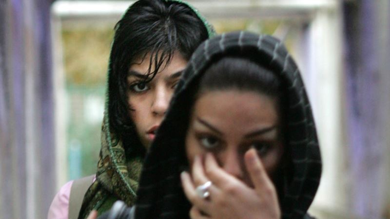 Iranska policija neće hapsiti žene koje ne poštuju stroga pravila odevanja