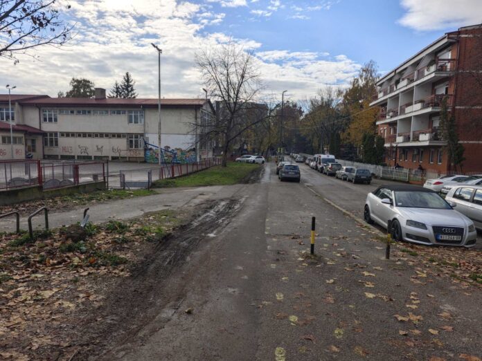 Iščupan stub stvorio prečicu – vozilima preko zelenila i dvorišta škole na niškom Bulevaru