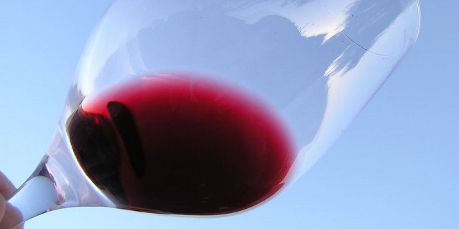Iscurelo 97.000 galona crnog vina u reku u Kaliforniji