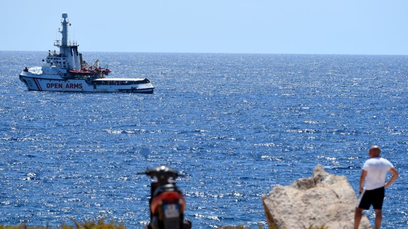 Iskrcavanje migranata i izbeglica na Lampeduzu