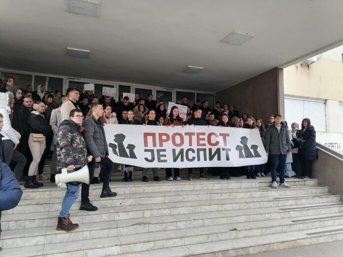 Ispitni rok stopiran – studenti niškog DIF-a blokirali ulaz, referendumom o daljim potezima