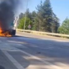 Isplivao snimak drame na naplatnoj rampi kod Malog Požarevca: Vatra progutala čitavo vozilo (VIDEO)