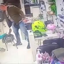 Isplivao uznemirujući snimak ubistva u frizerskom salonu: Policajac brutalno izrešetao bivšu devojku (VIDEO)