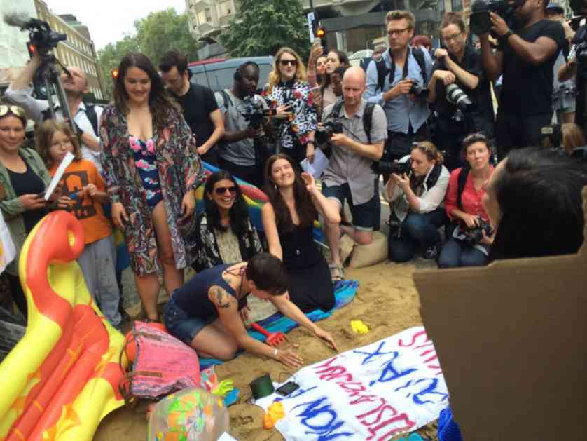 Ispred Ambasade Francuske napravili improviziranu plažu u znak protesta zbog zabrane burkinija