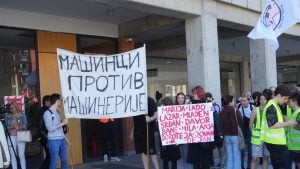 Ispred Palate pravde protest podrške privedenom studentu Stefanu Tomiću