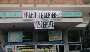 Ispred RTS-a u 15 sati razmena bedževa, na Košutnjaku razmena ploča