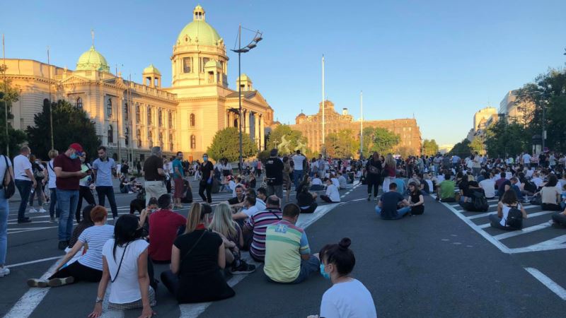 Miran protest pred Skupštinom Srbije