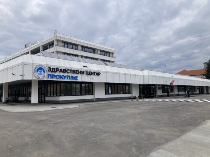 Ispred prokupačkog Zdravstvenog centra izdaje se prostor za prodavnicu hrane, pića i duvana