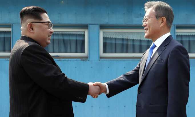 Istorijski susret lidera dve Koreje: Osmesi, nudle i preskakanje ograde