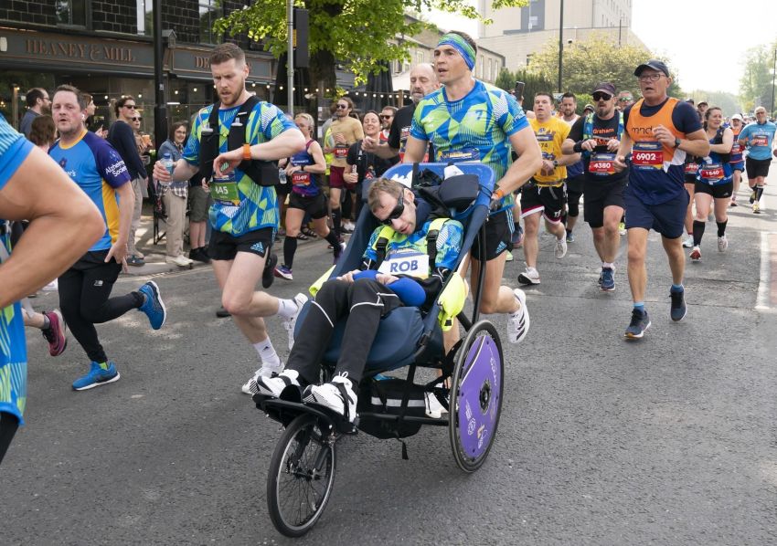 Istrčao maraton sa teško bolesnim prijateljem, gurao ga 42km u kolicima i preneo preko cilja