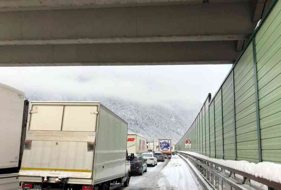 Italija: Sneg blokirao hiljade vozila, kolona duga 16 km