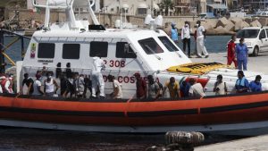 Italija evakuisala 2.400 migranata sa Lampeduze na Siciliju