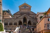Italijani gore od besa: Turistkinja se fotografisala gola ispred čuvene katedrale VIDEO
