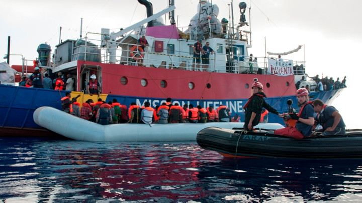 Italijanski brod sa migrantima uplovio u Lampeduzu, bez obzira na zabranu (FOTO)