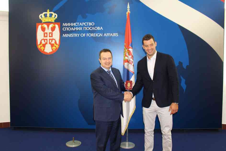Ivica Dačić uručio diplomatski pasoš Filipu Filipoviću