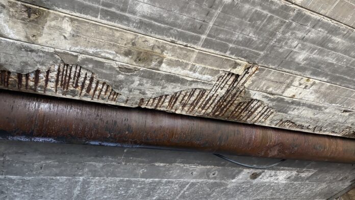 Iz „Puteva Srbije“ tvrde da je nadvožnjak u Humskoj u Nišu bezbedan: „Oštećenja površinska“