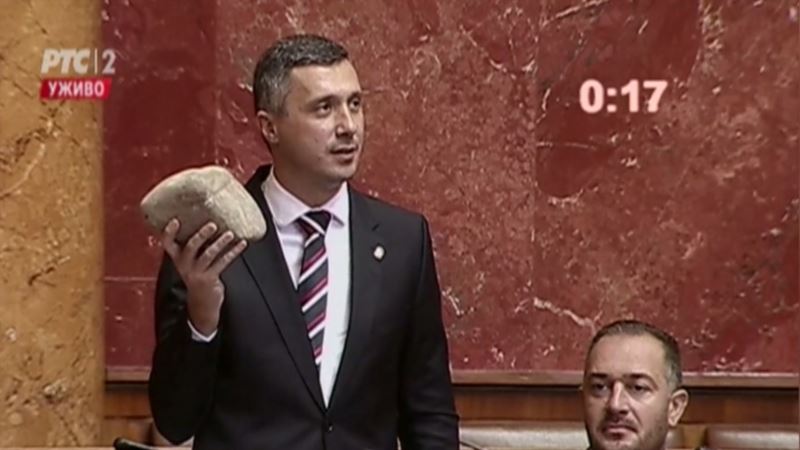 Iz parlamenta Srbije izbačen kamen sa Kosova
