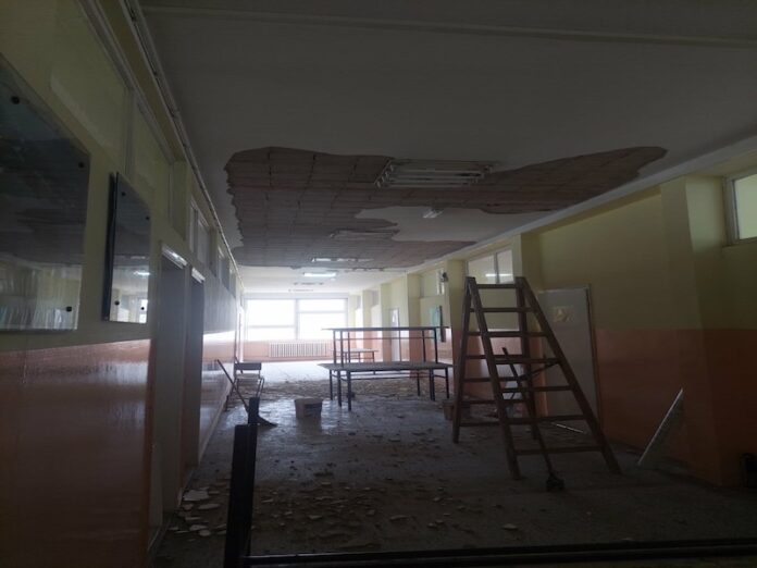 Iz škole kod Žitorađe tvrde da je sa plafona otpao kreč, pa „preventivno” skinut malter