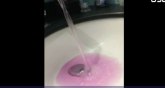 Iz slavina u Alberti potekla roze voda (VIDEO)