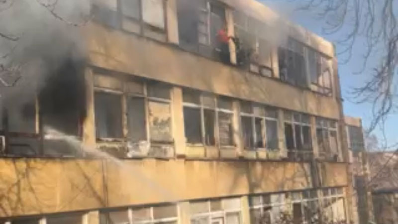 Izbio požar u staroj školi 3. oktobar u Boru [VIDEO]