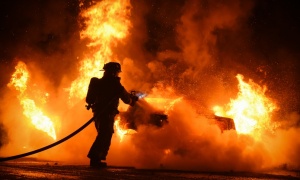 Izbio požar u zgradi, gasi ga 160 vatrogasaca, ima mrtvih (VIDEO)