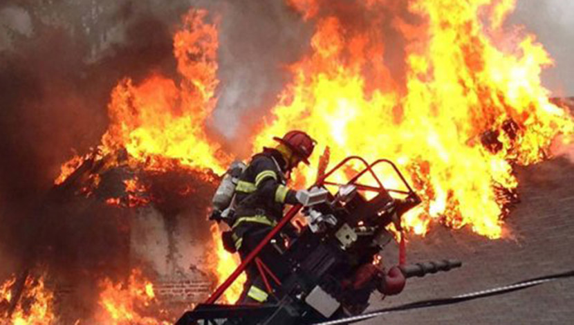 Izbio veliki požar u Zemunu: Zahvatio zgradu, ljudi evakuisani