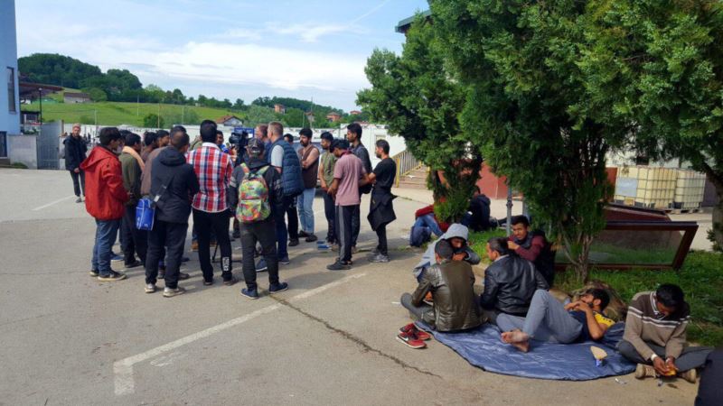 Izbjeglice posle požara u Velikoj Kladuši smješteni u šatore 