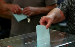 
					Izbore organizuje RIK, ali birači mogu da glasaju samo na lokalu 
					
									