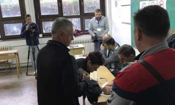 Izborni dan na Kosovu: Izlaznost na severu KiM oko 35, u Pomoravlju 33 procenata. U Goraždevcu priveden član Srpske liste