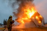 Izgorela porodična kuća u Kragujevcu – dve osobe evakuisane