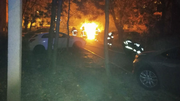 Izgorela tri automobila na Karaburmi