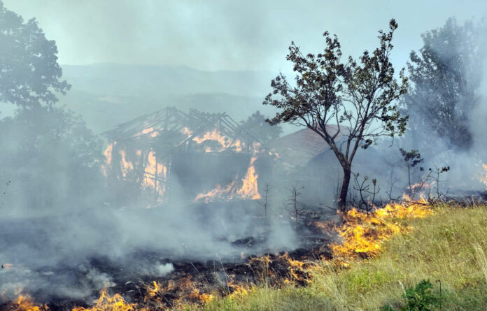 Izgoreli kuća i dva pomoćna objekta u vranjskom selu, sutra stiže helikopter