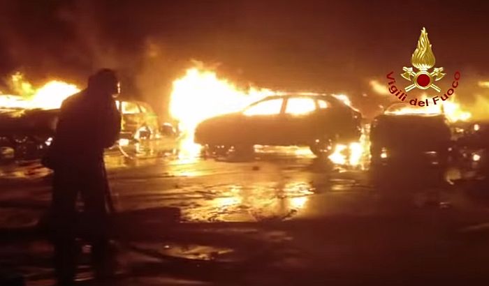 Izgorelo na stotine novih Maseratija i Fijata koji se proizvode u Kragujevcu 