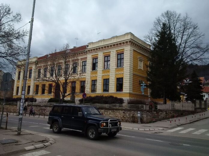 Izgoreo autobus koji je vozio učenike iz Prokuplja ka Sokobanji – đaci izašli na vreme