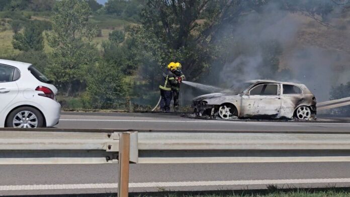 Izgoreo automobil na auto-putu kod Aleksinca